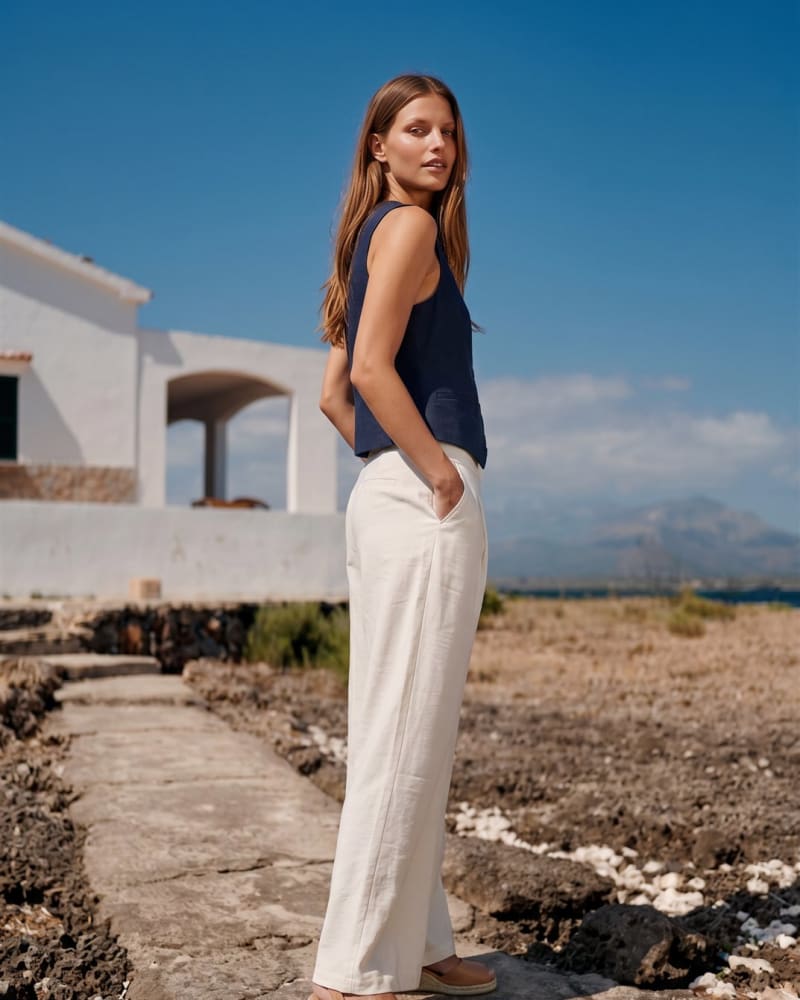 Chaleco azul marino y pantalón blanco, look mediterráneo generado con integración IA