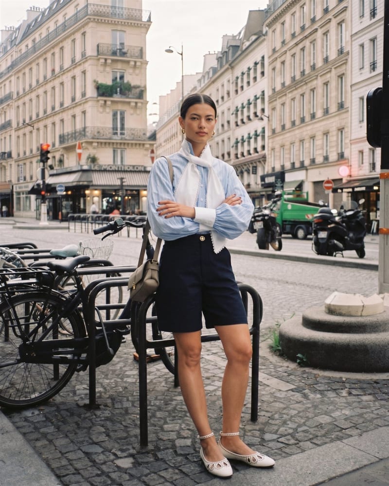 Bermudas navy con camisa de lazo y puños blancos, fotografía de moda ecommerce con IA