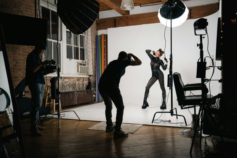Sesión de fotografía de moda en estudio, el proceso que automatizan las plataformas de IA