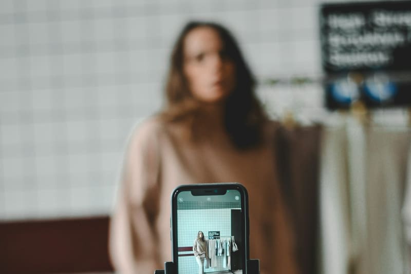 Publicidad de moda con IA: el auge del UGC sintético