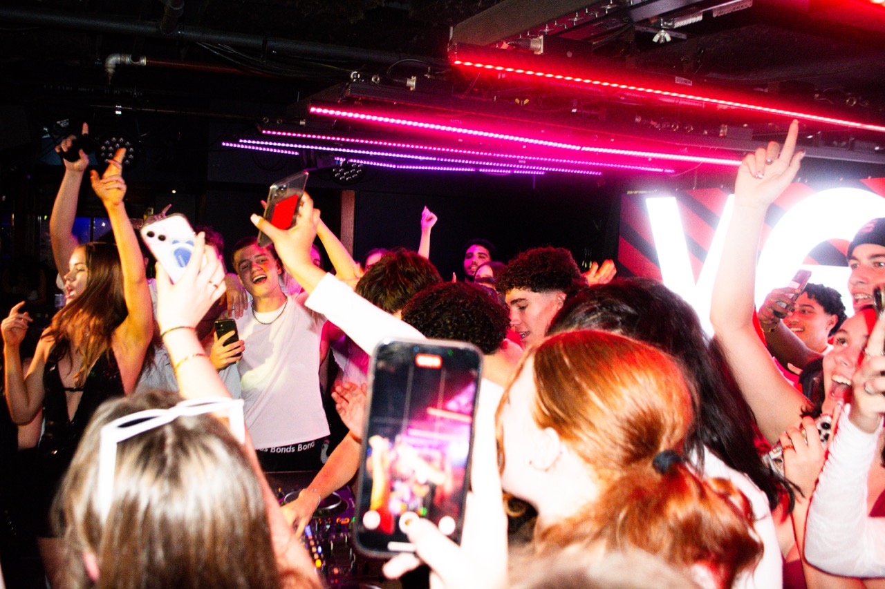 Sick crowd shot around decks