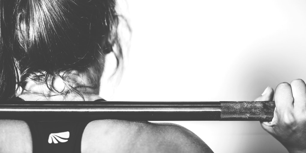 Trainingssplits sind entscheidend für effektives Krafttraining und Muskelaufbau. In diesem Artikel erfährst du alles über verschiedene Split-Methoden, ihre Vor- und Nachteile sowie wie du den perfekten Split für deine Ziele findest.