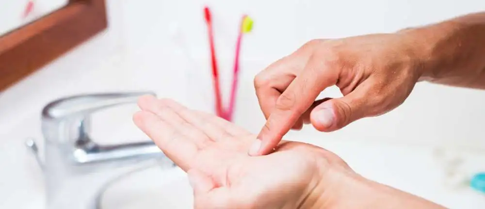 Lavandose las manos antes de ponerse los lentes de contactos