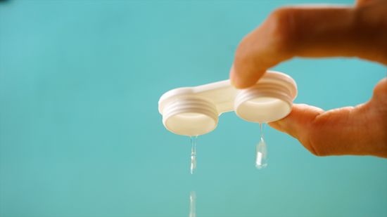 No limpies tus lentes de contacto con agua corriento