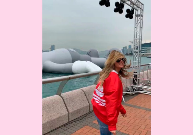 Самая модная инсталляция планеты! Хайди Клум на фоне гигантского медведя на воде