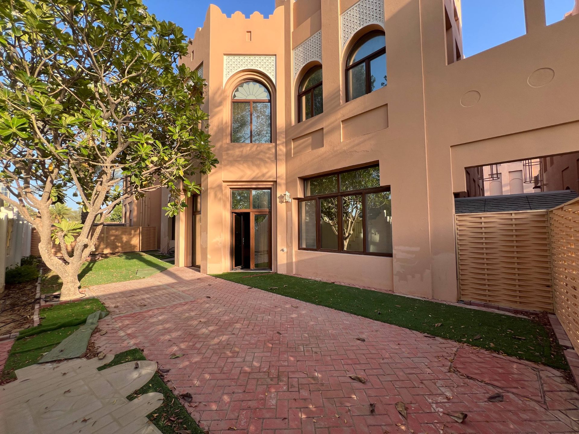 Traditional Arabic-Style Villa with Garden & Beach Access – Doha