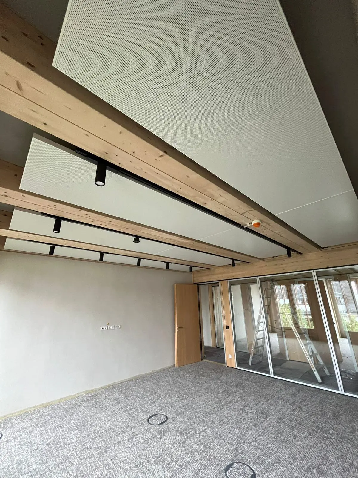 Deckensegel im Holzhybrid-Bürogebäude der GEMA Berlin