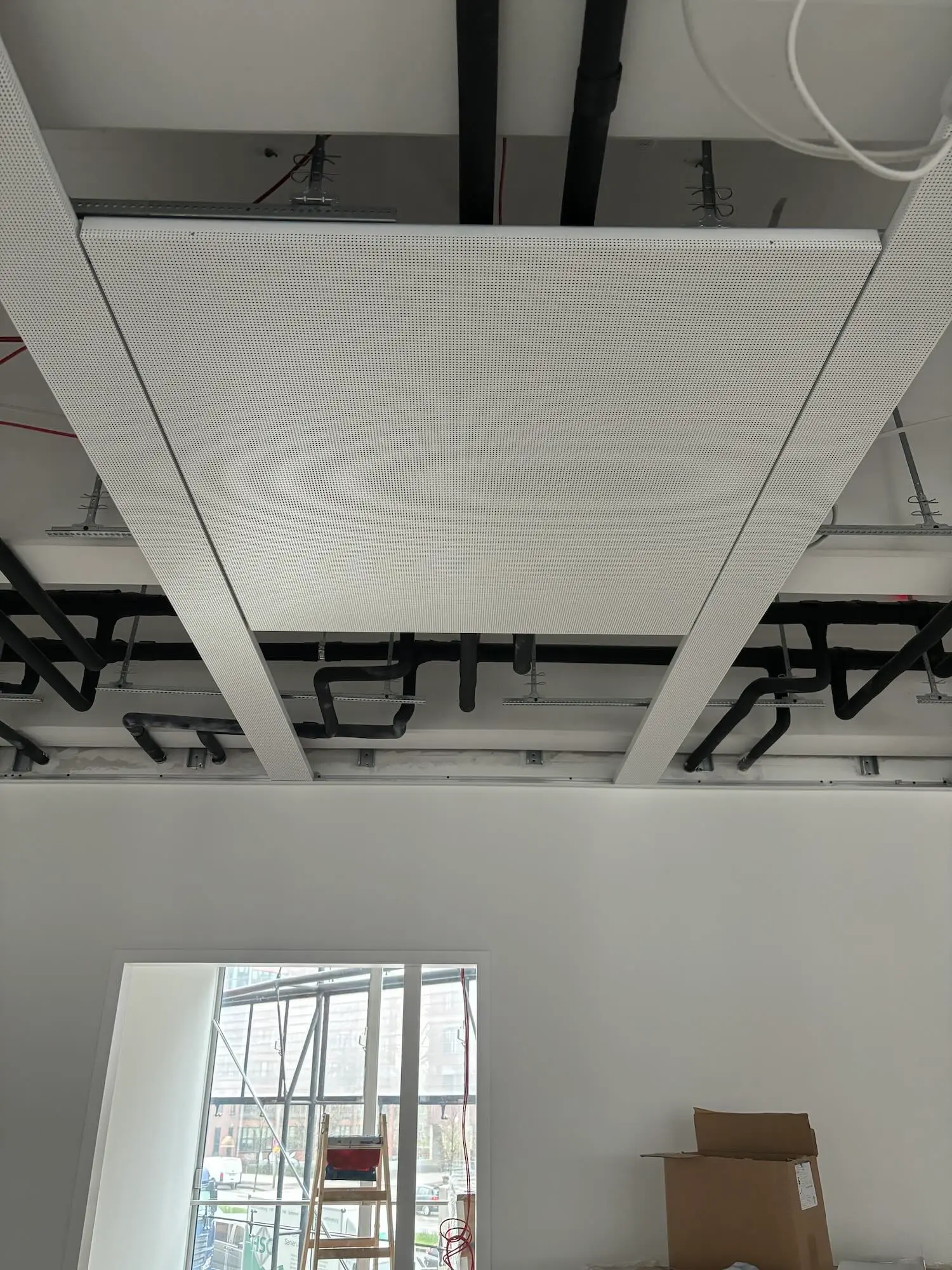 Bandrasterdecke mit integrierter Beleuchtung