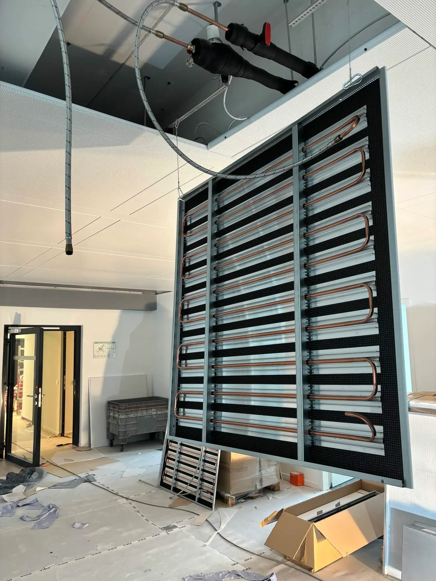 Moderne Büroräume mit Bandrasterdecke