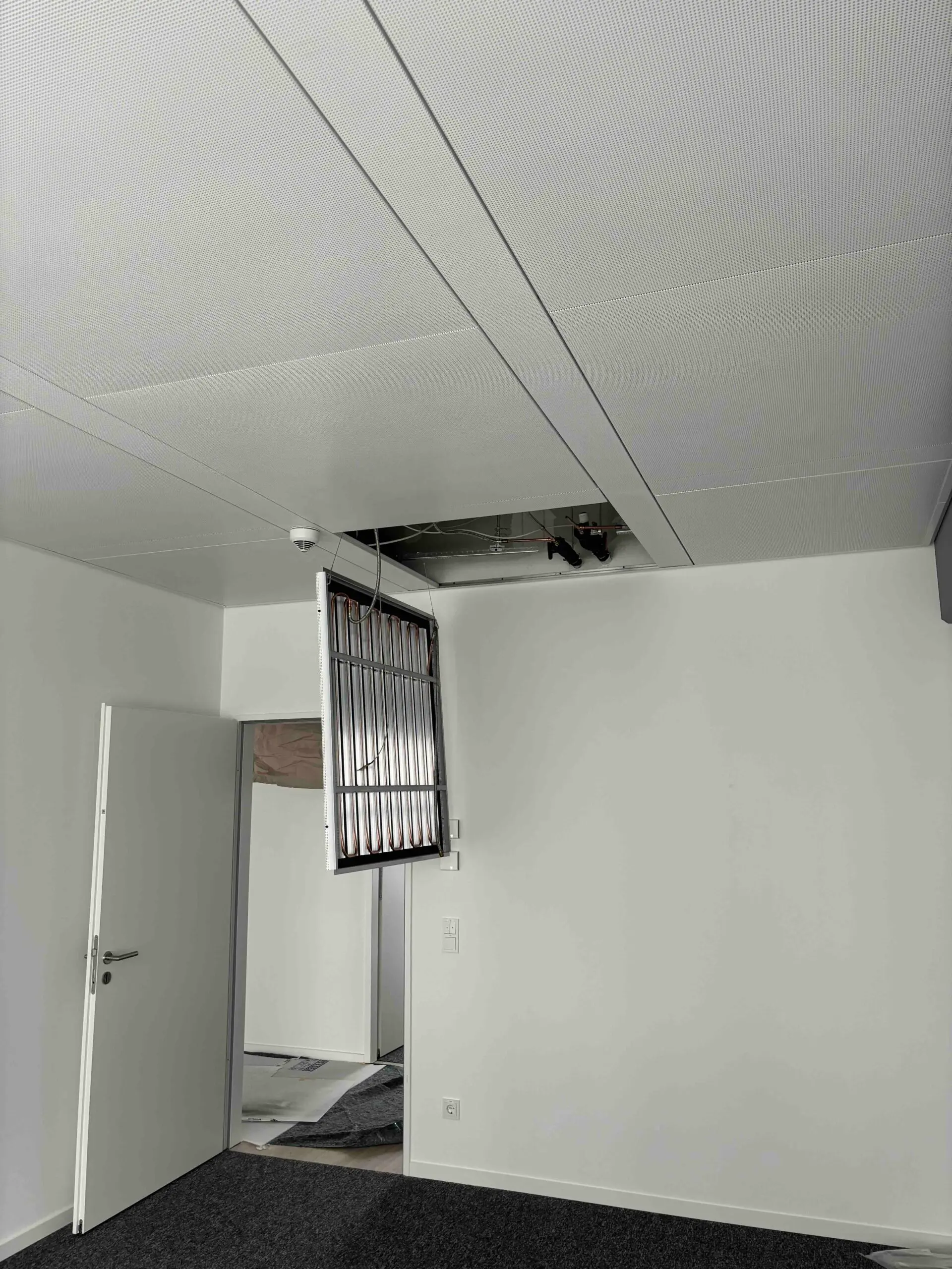 Detailansicht einer Bandrasterdecke