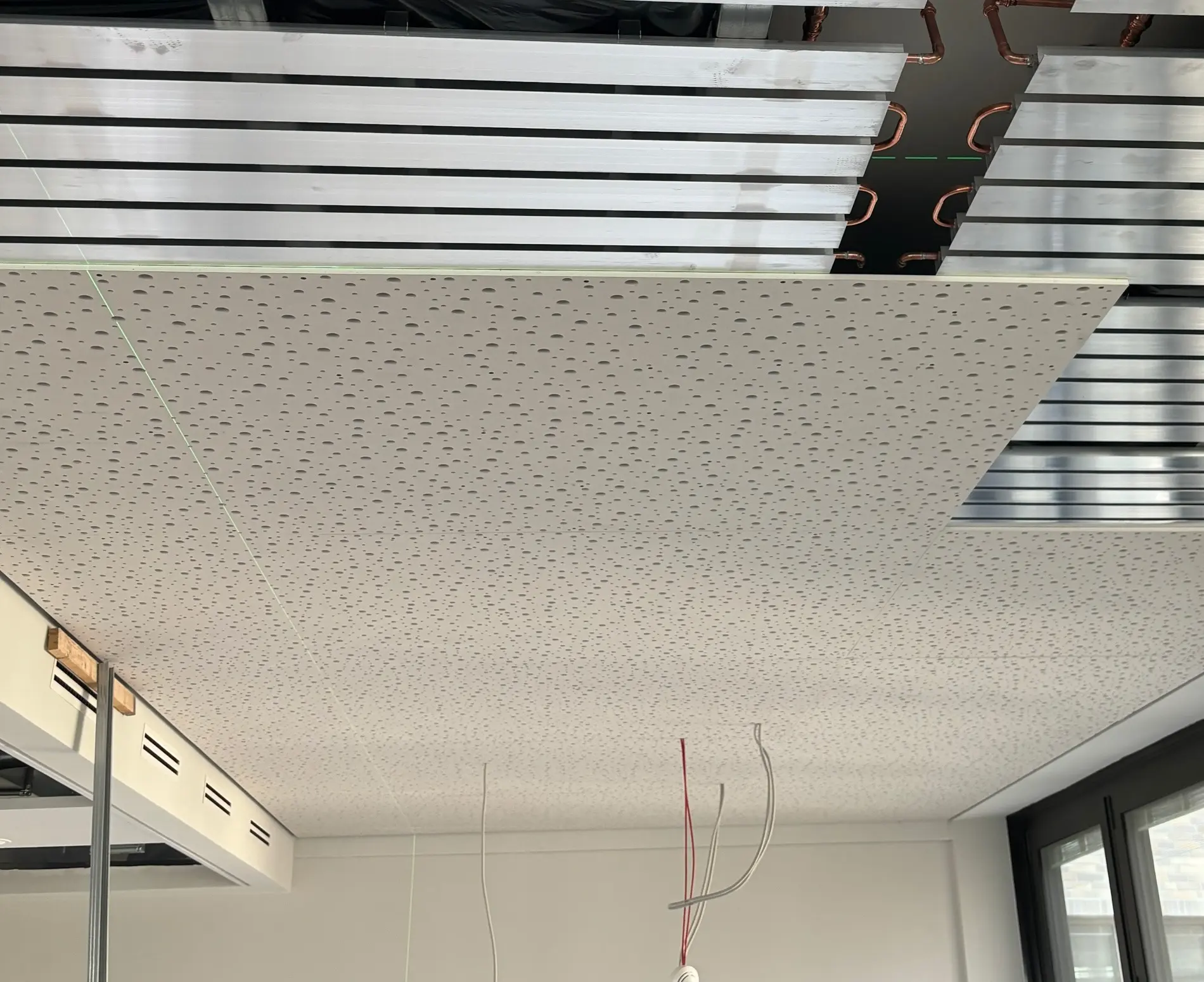 Fugenlose Gipskarton-Kühldecke in einem Wohnzimmer