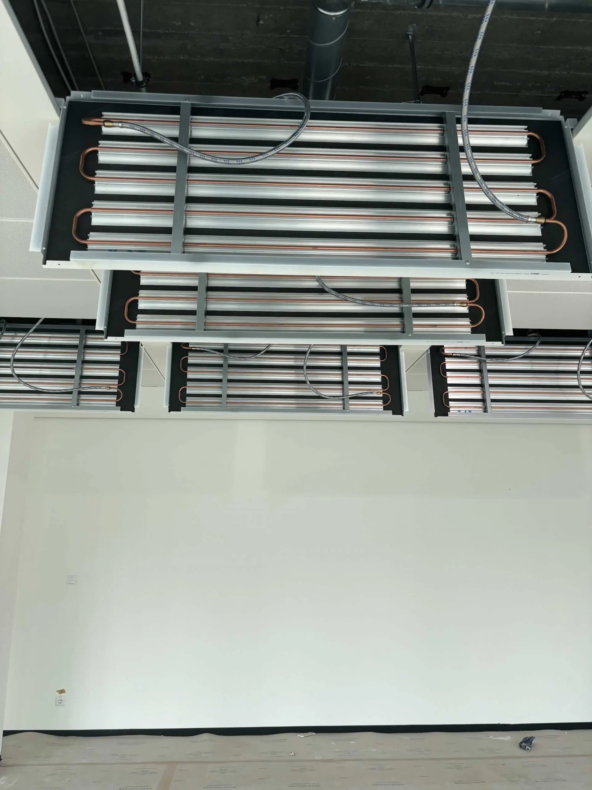 Metalldecke mit versteckter Zuluft