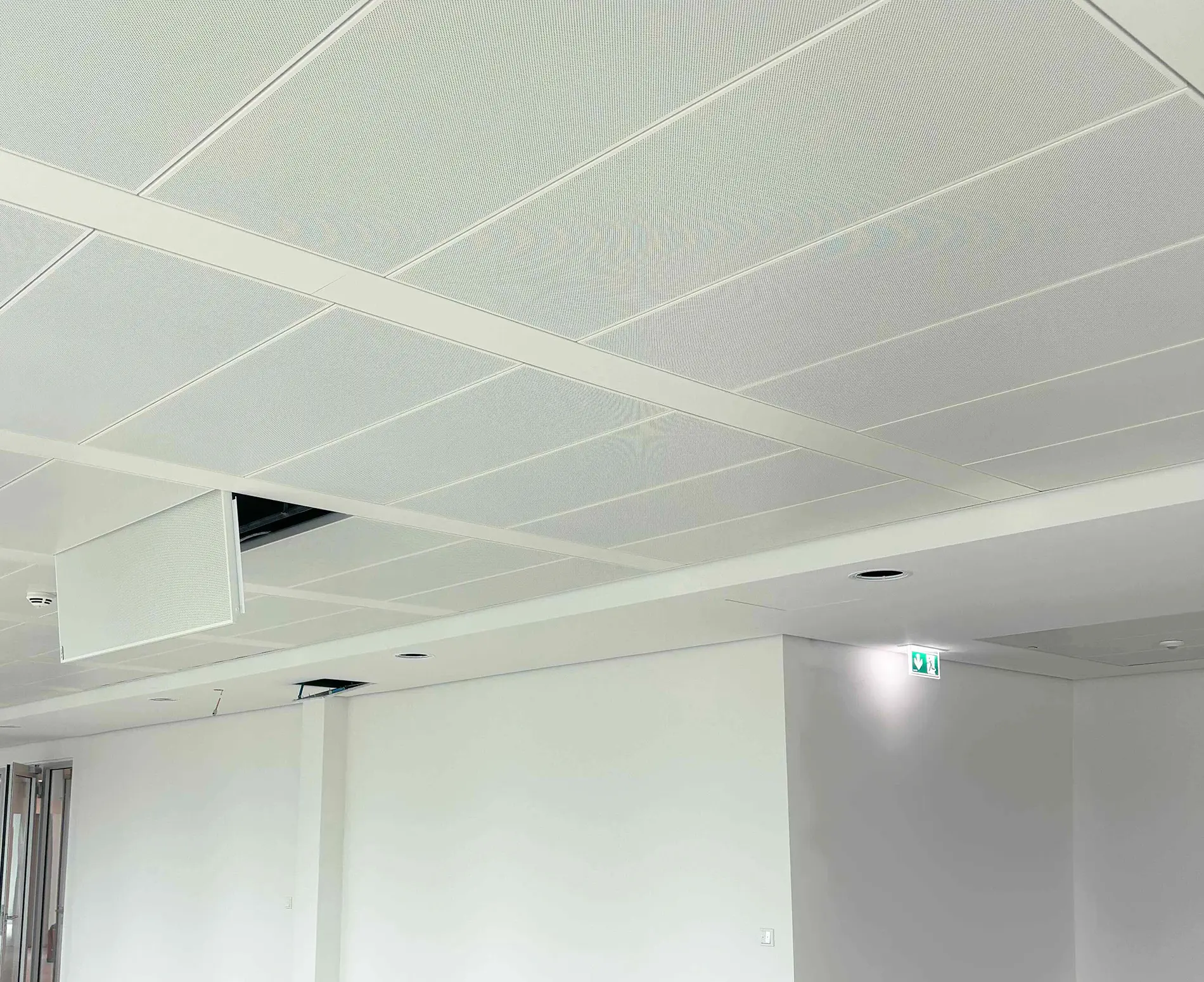Vollflächige Metalldecke mit Kühlung