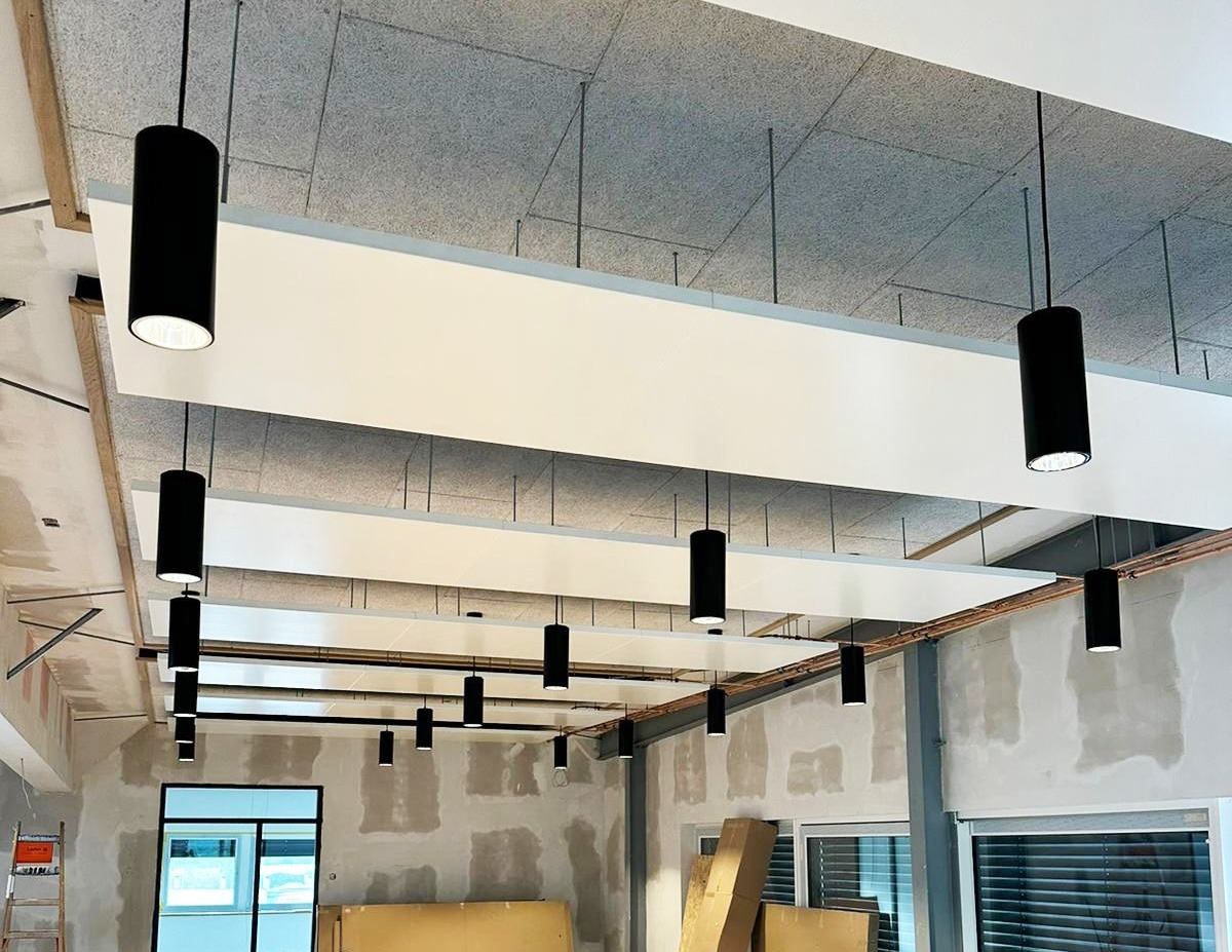 Deckensegel in einem Industriebau