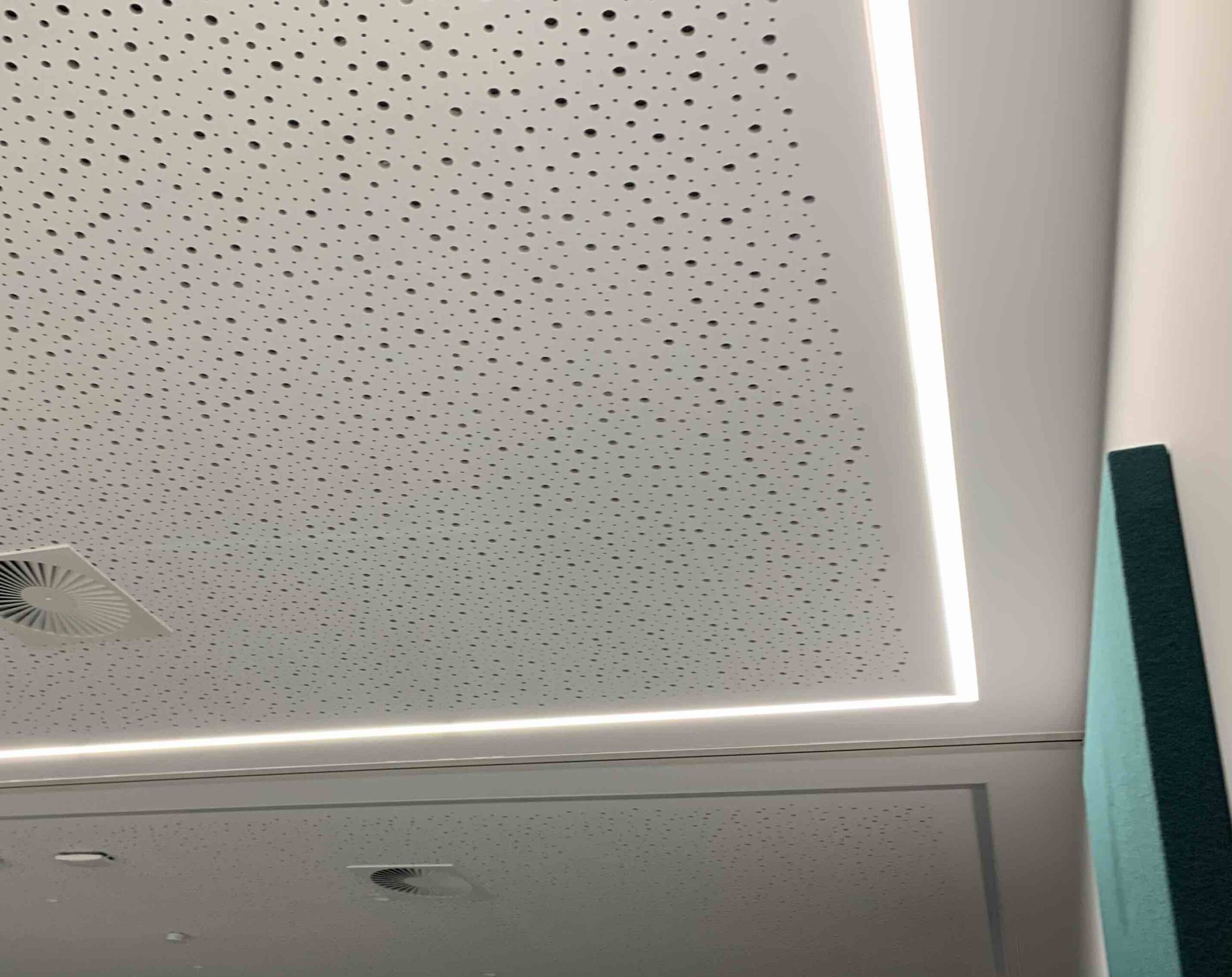 Gipskarton-Kühldecke in einem Büro