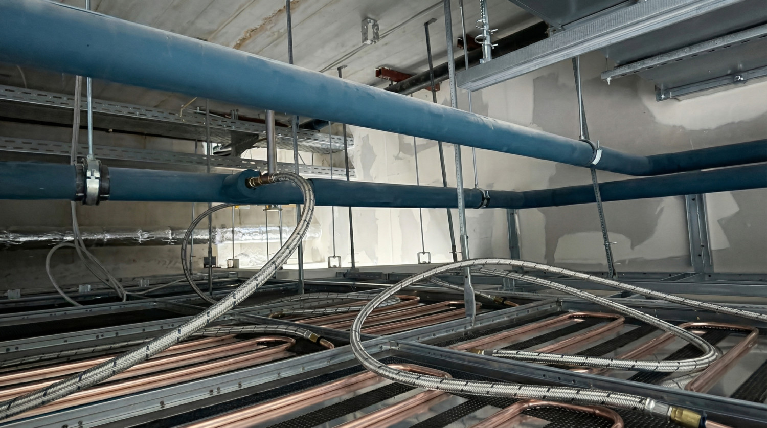 Moderne Decke im Neubau des Bildungszentrums