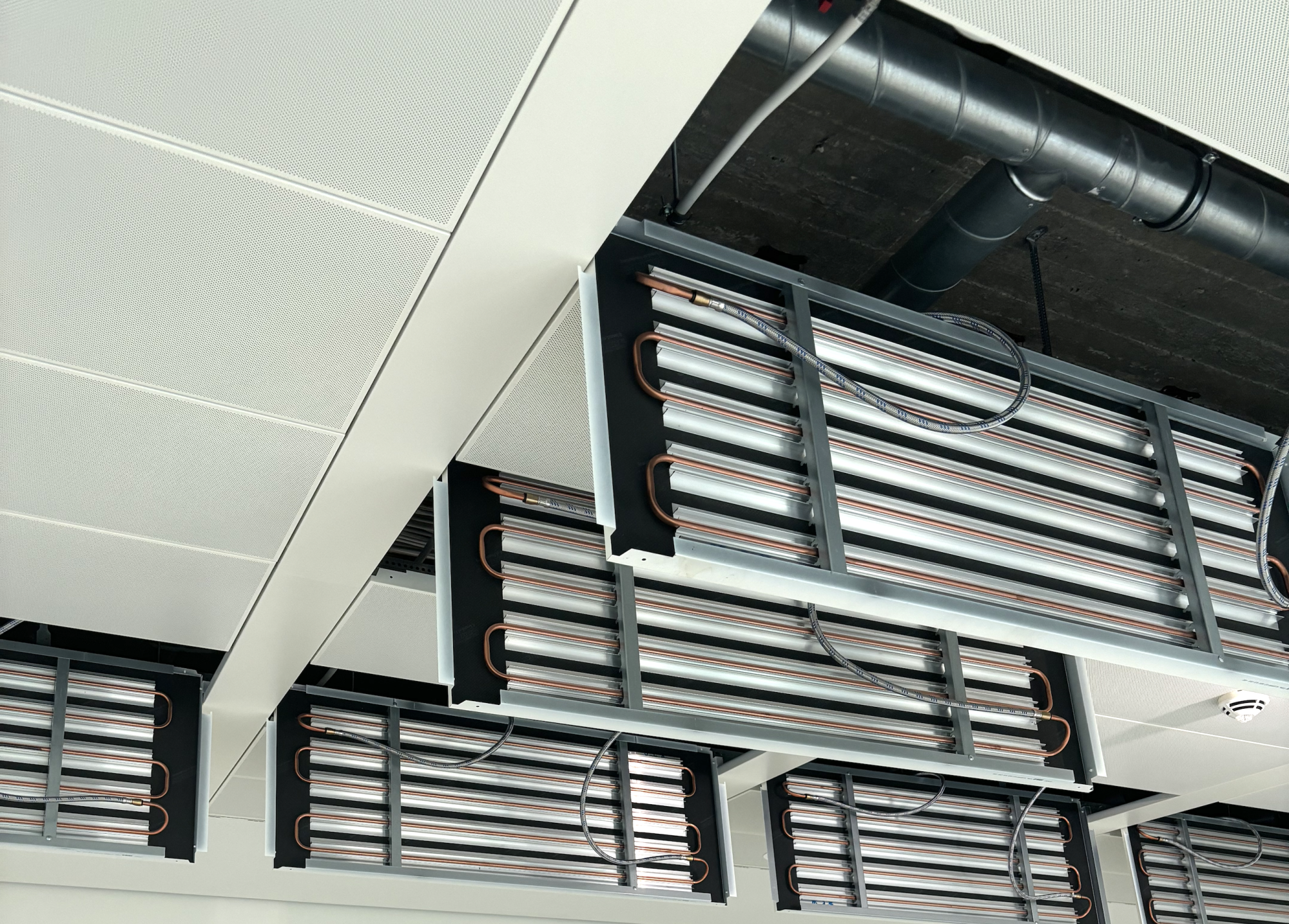 Moderne Gipskarton-Kühldecke in einem Büro