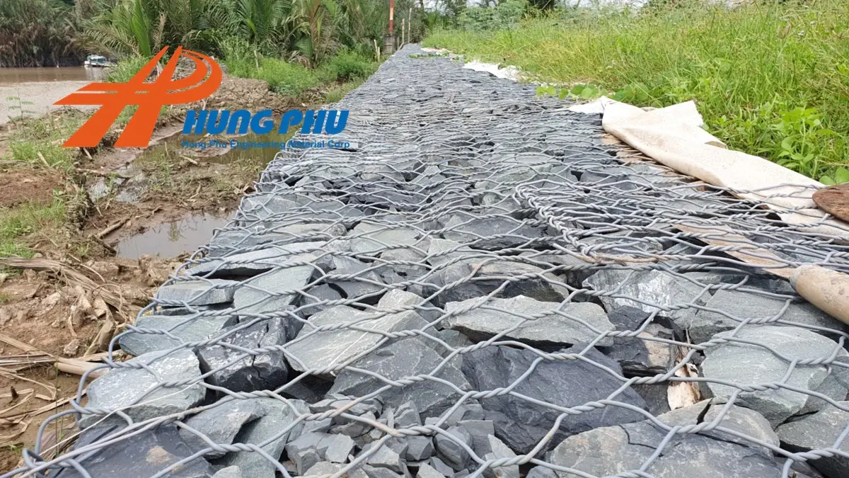 Thiết kế kè rọ đá kết hợp với vải địa kỹ thuật như thế nào?
