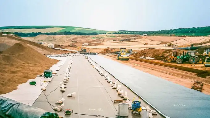 Màng chống thấm Bentonite, giải pháp thay thế bạt HDPE ?