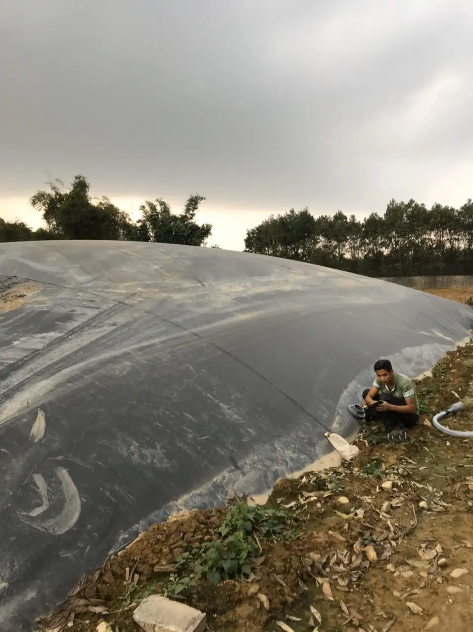 Hầm Biogas Phủ Bạt Nhựa HDPE - Giải Pháp Tiên Tiến Cho Nông Nghiệp Bền Vững Hầm Biogas Phủ Bạt Nhựa HDPE - Giải Pháp Tiên Tiến Cho Nông Nghiệp Bền Vững