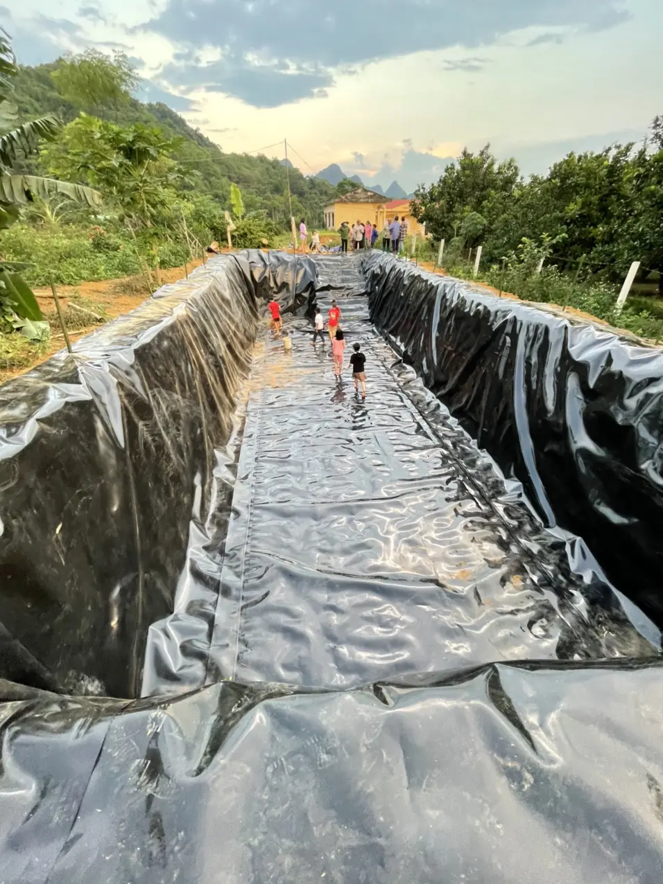 Thi Công Màng HDPE - Giải Pháp Chống Thấm Hiệu Quả & Bền Vững Cho Công Trình Thi Công Màng HDPE - Giải Pháp Chống Thấm Hiệu Quả Bền Vững Cho Công Trình