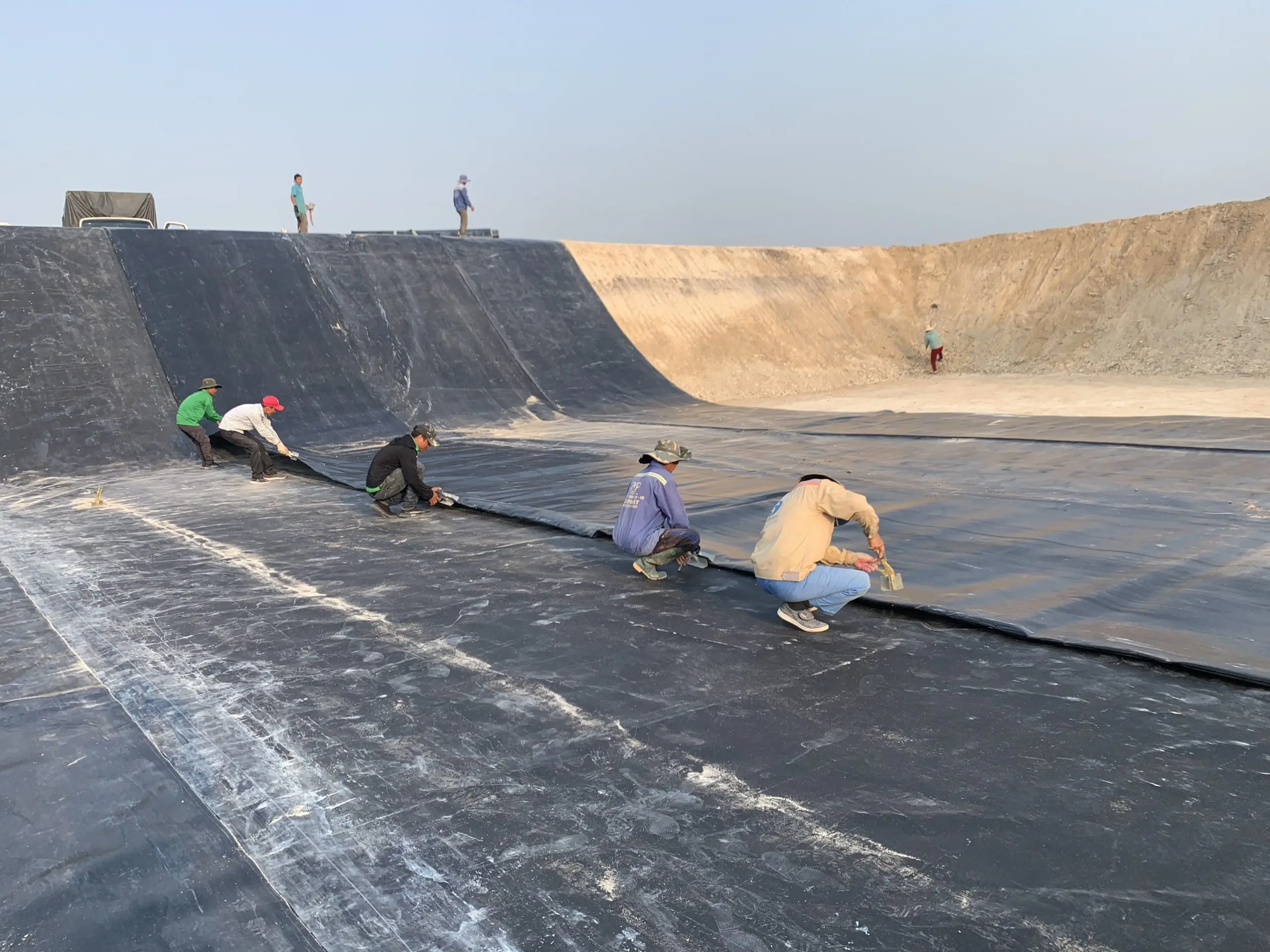 Thi Công Bạt HDPE - Nâng Tầm Công Trình Bền Vững Thi Công Bạt HDPE - Nâng Tầm Công Trình Bền Vững