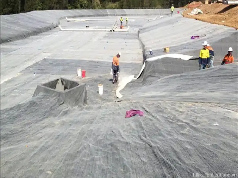 Thi công bạt HDPE - Các phương thức kéo trải thông dụng Bạt HDPE - Giải Pháp Thi Công Chống Thấm Hoàn Hảo