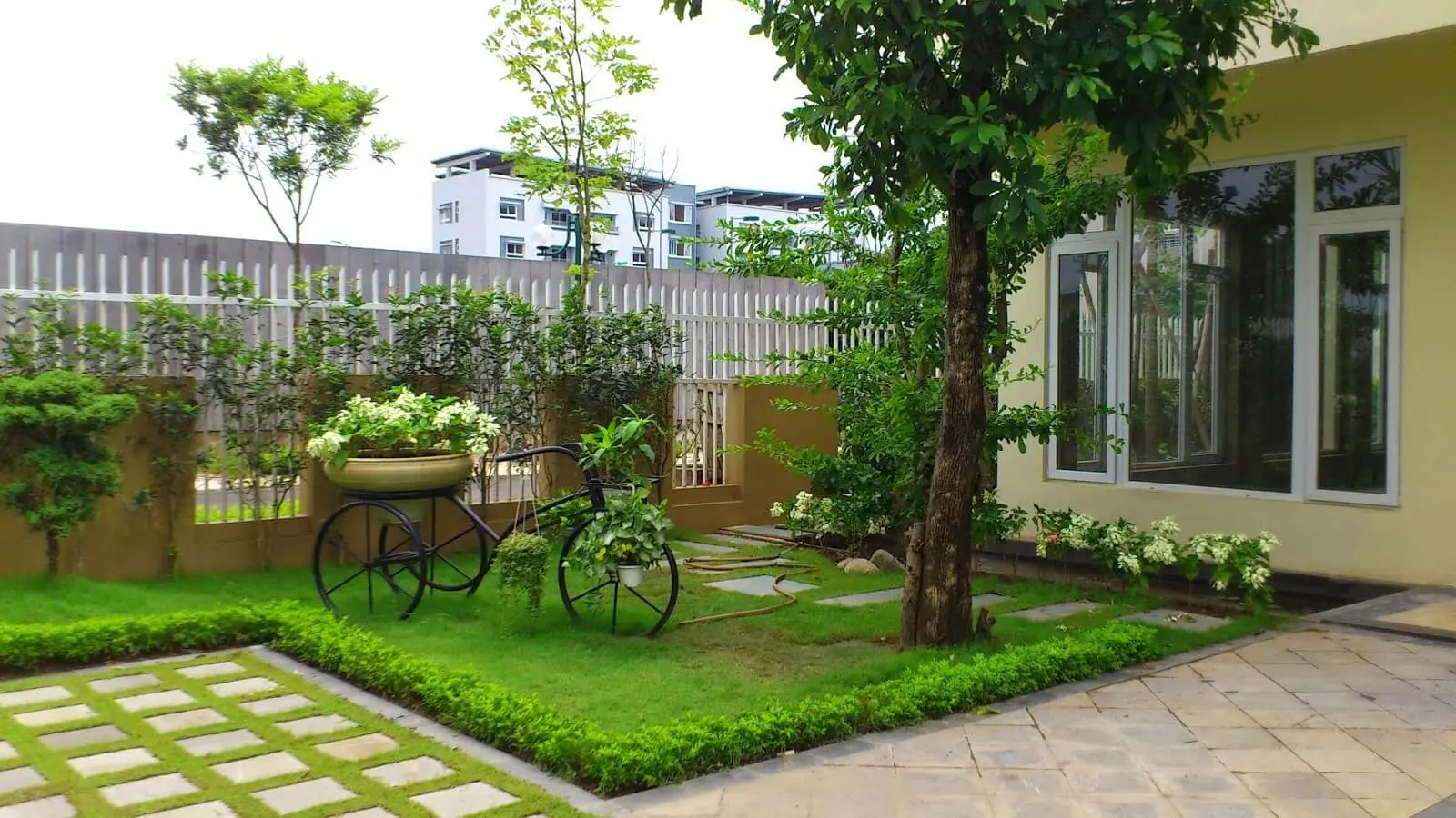 Vỉ Thoát Nước Sân Vườn - Giải Pháp Xanh Cho Mọi Nhà Vỉ Thoát Nước Sân Vườn - Giải Pháp Xanh Cho Mọi Nhà