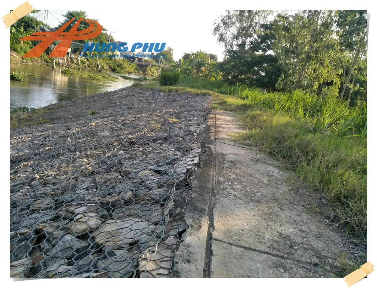 Làm rọ đá Nghệ thuật kiến tạo bền vững cho bờ sông Làm rọ đá Nghệ thuật kiến tạo bền vững cho bờ sông