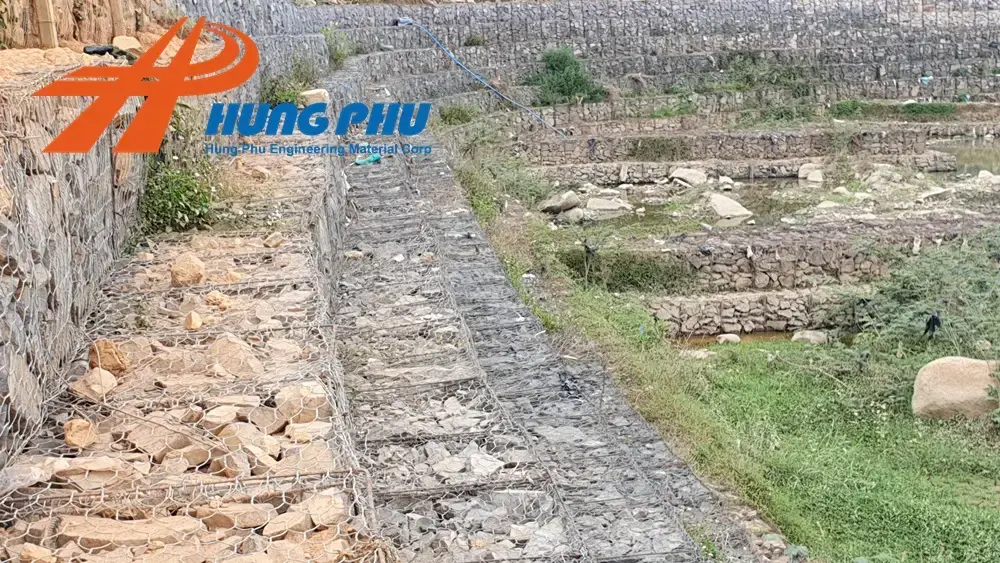 Làm rọ đá Nghệ thuật kiến tạo bền vững cho bờ sông Làm rọ đá Nghệ thuật kiến tạo bền vững cho bờ sông