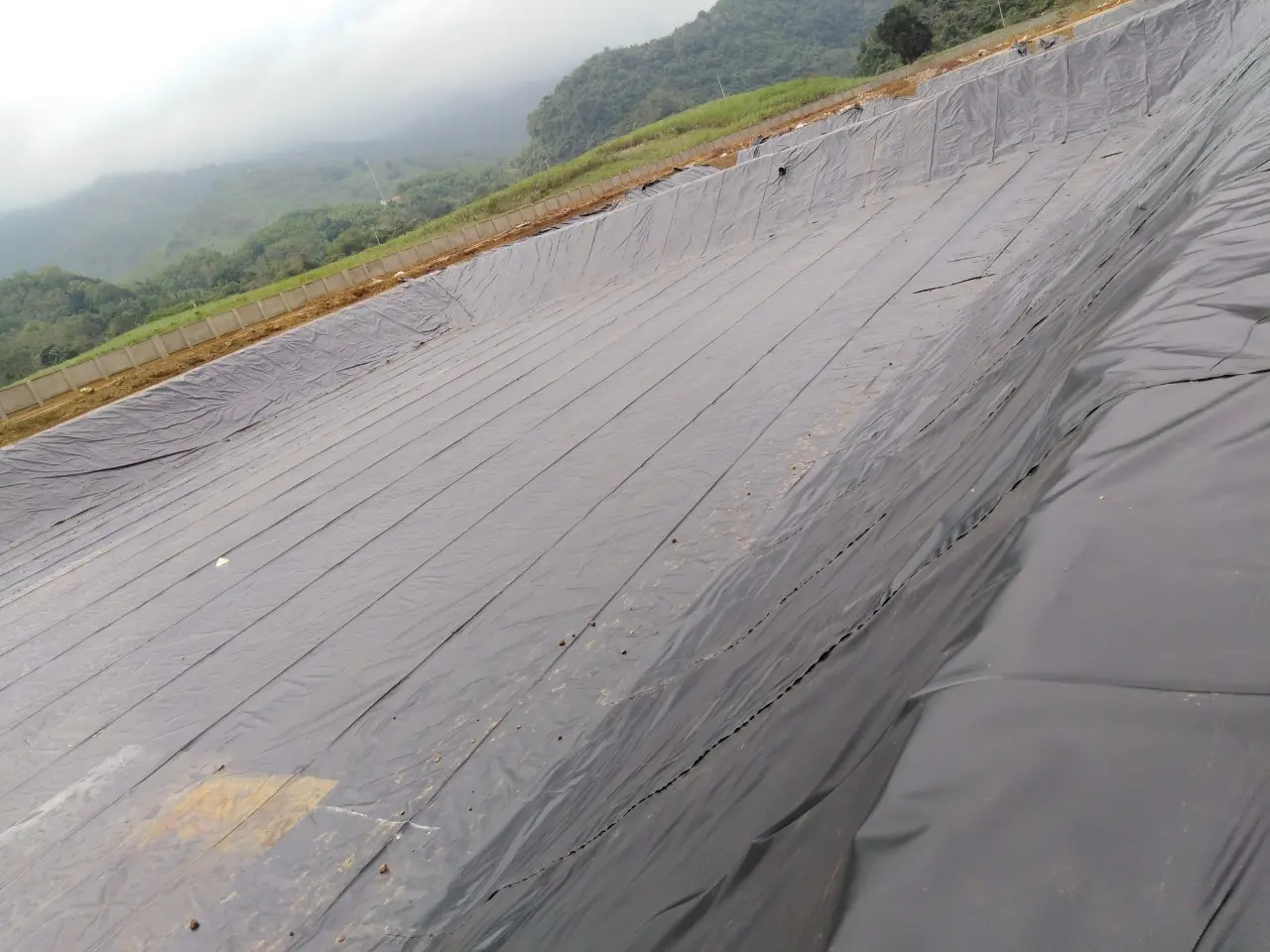 Giá màng chống thấm HDPE dày 1.5 mm - Chất lượng và ưu đãi tốt nhất hiện nay! Giá Màng HDPE 1.5 mm - Lựa Chọn Tối Ưu Cho Mọi Công Trình