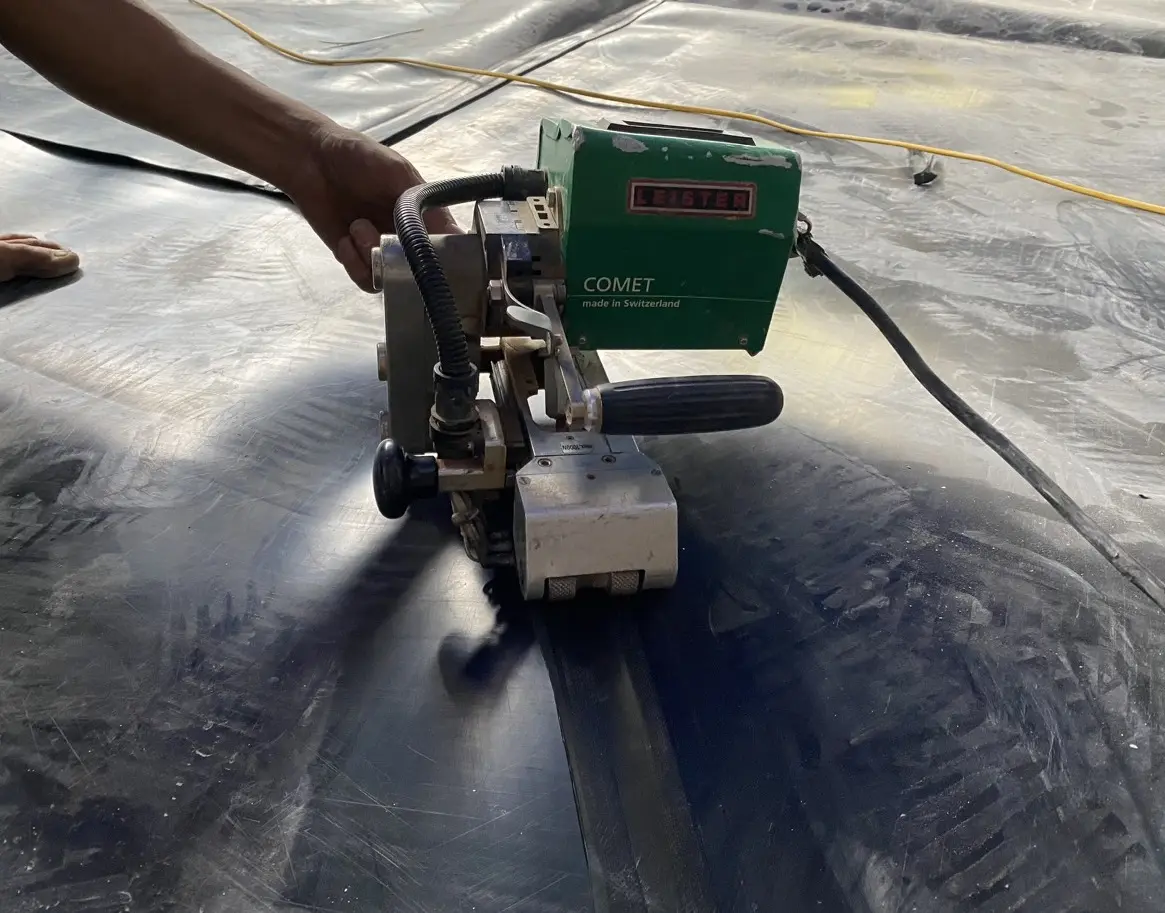 "Nghệ Thuật" Thi Công Hàn Màng HDPE - Bảo Vệ Công Trình, An Toàn Môi Trường "Nghệ Thuật" Thi Công Hàn Màng HDPE - Bảo Vệ Công Trình, An Toàn Môi Trường