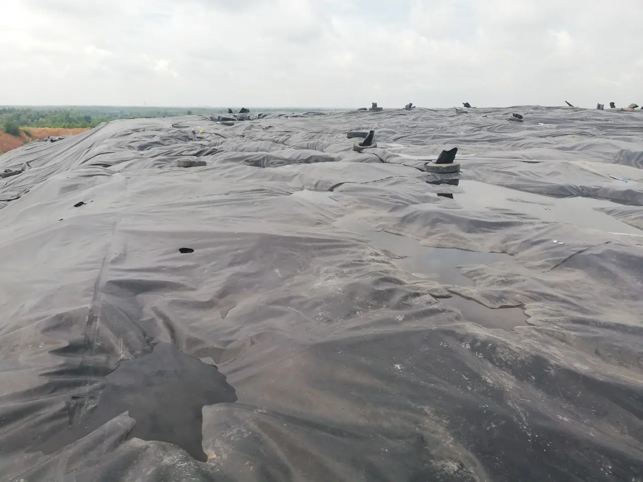 Rải Màng HDPE Chống Thấm Bãi San Lấp - Lá Chắn Xanh Bảo Vệ Tương Lai Rải Màng HDPE Chống Thấm Bãi San Lấp - Lá Chắn Xanh Bảo Vệ Tương Lai