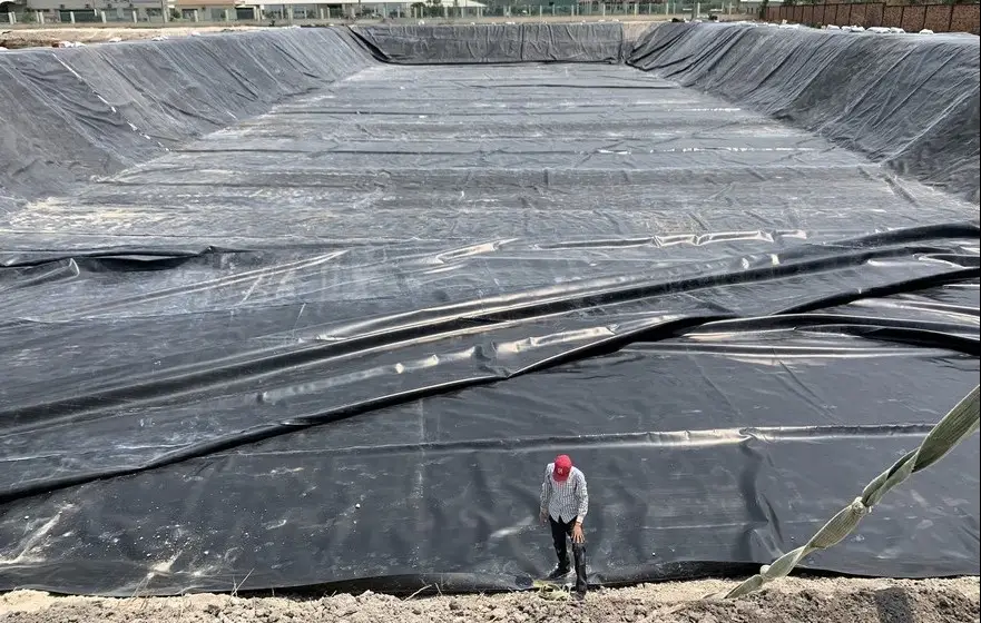Màng Nhựa HDPE - "Vũ Khí" Bí Mật Cho Xây Dựng và Cuộc Sống Màng Nhựa HDPE -