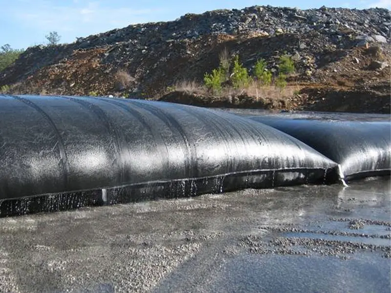 Sử dụng túi cát cố định ống địa kỹ thuật - Giải pháp bền vững