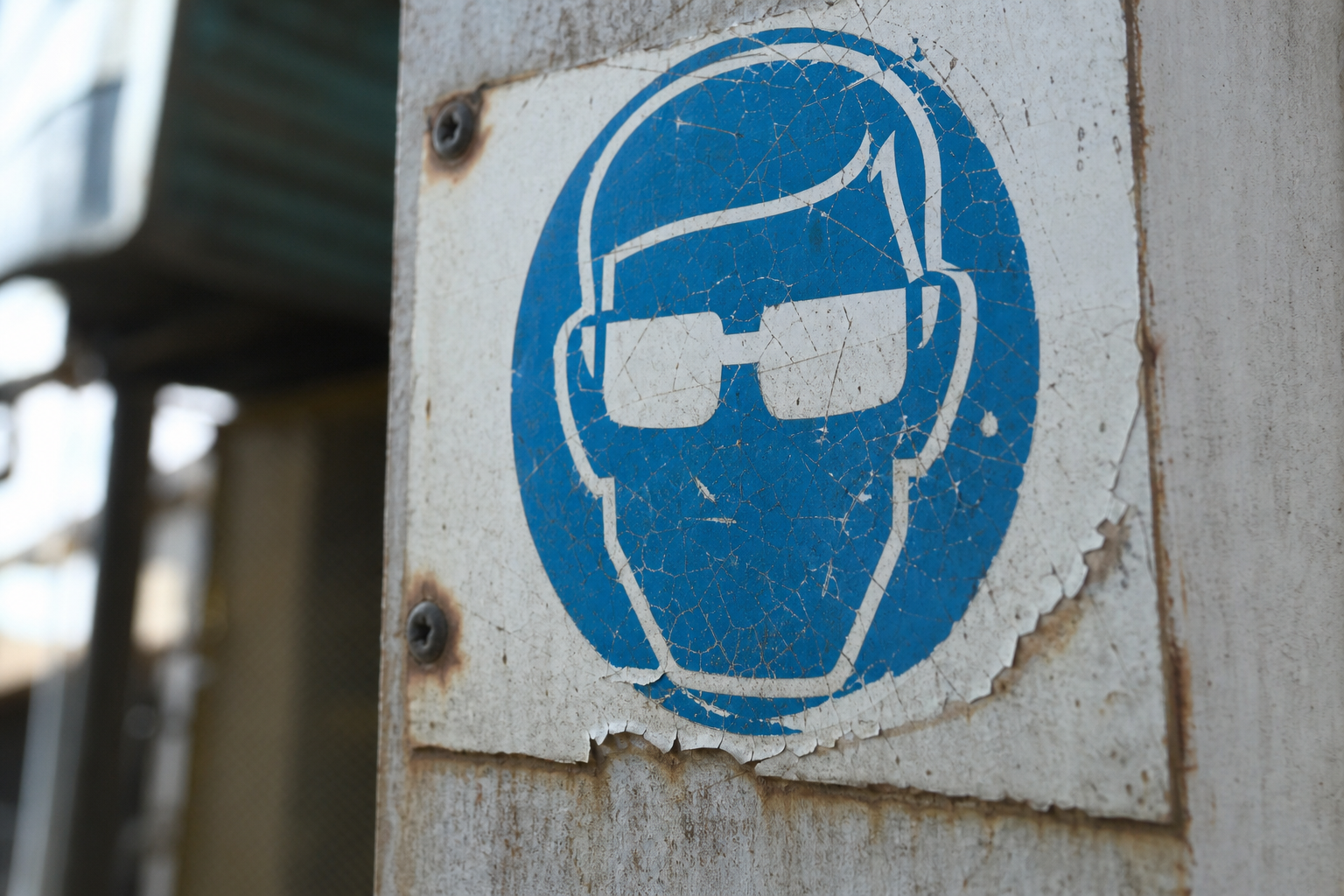 Material and durability red flags — eye protection signs