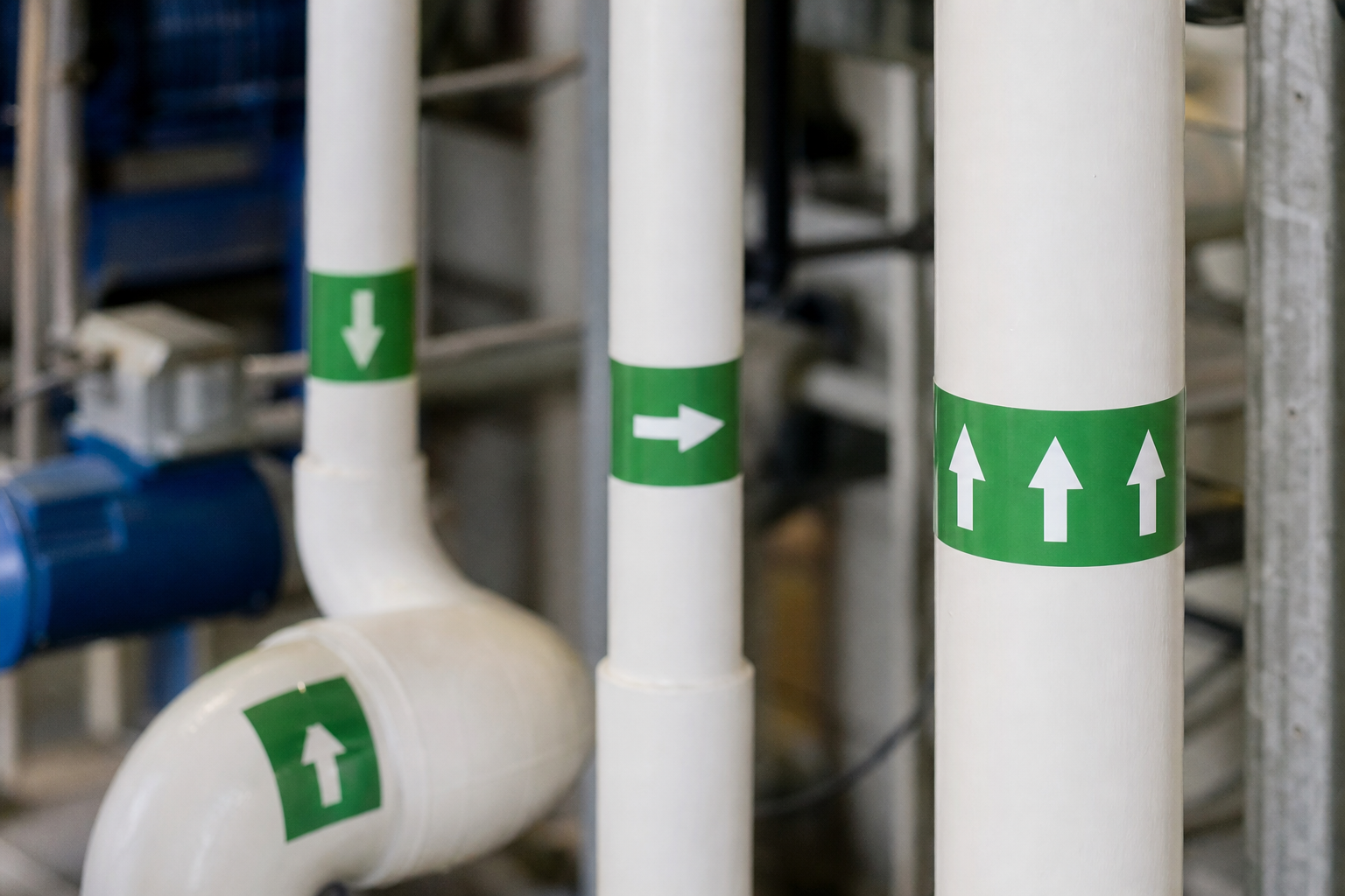 Arrow placement and orientation rules on pipe runs — pipe marker flow direction