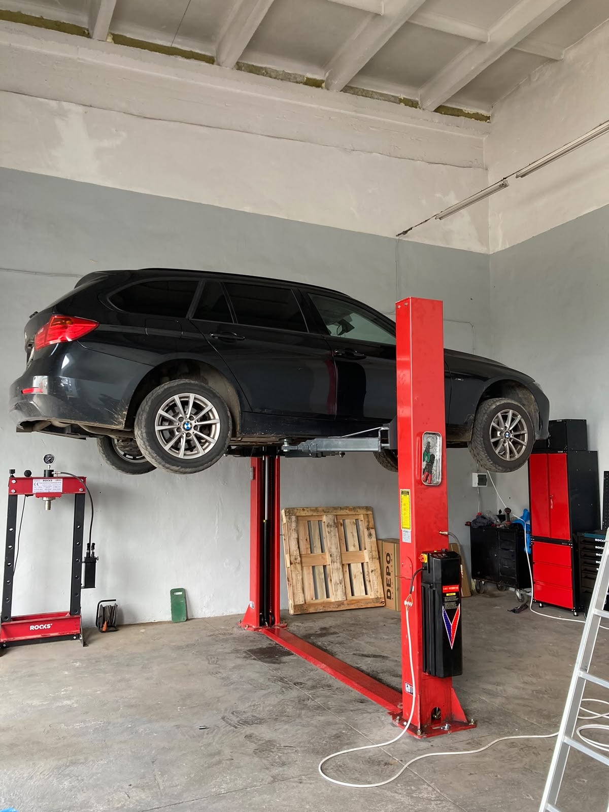 Auto uz pacēlāja ARX Autoservisā Rīgā