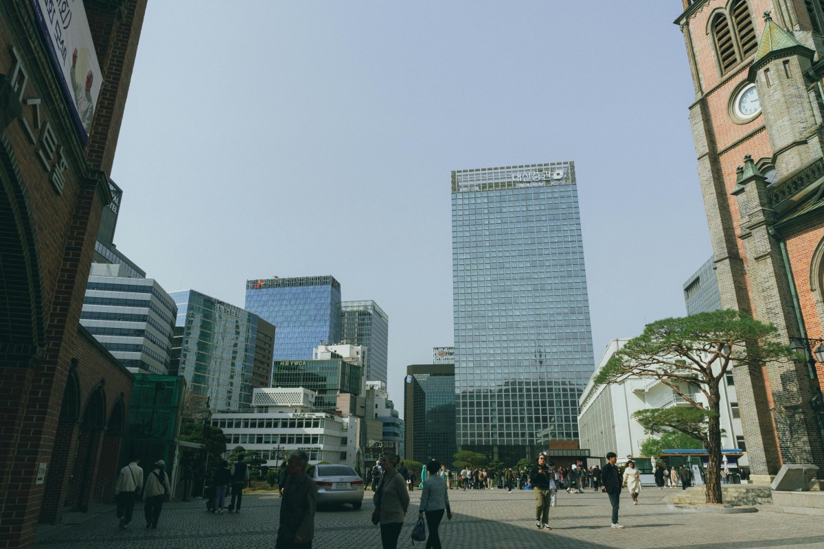 Modern and historic architecture in downtown Seoul