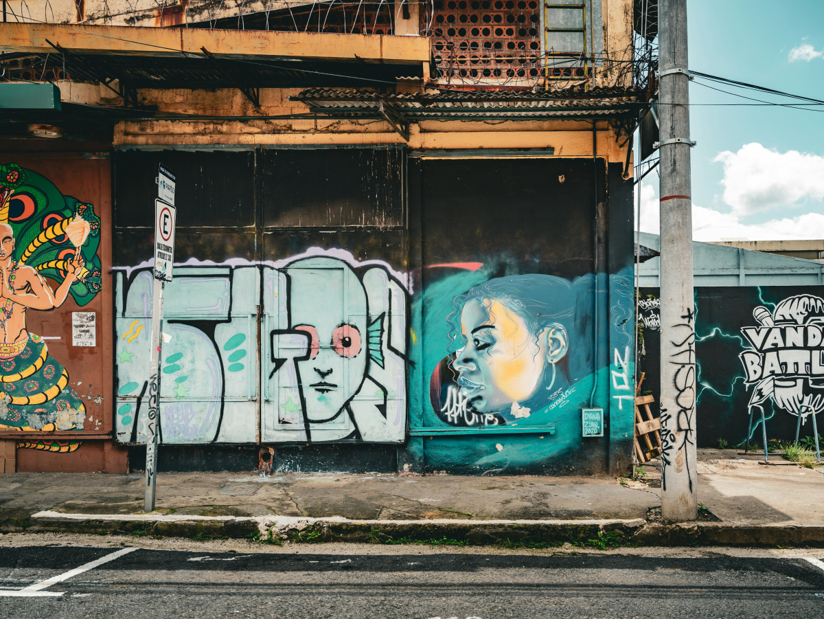 Vibrant street art on an urban wall in San José, Costa Rica showcasing creative expressions.