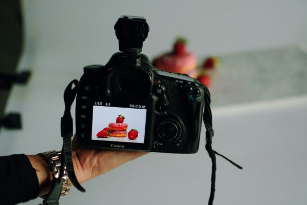Traditional food photography studio - time consuming and expensive process Traditional food photography setup with expensive equipment