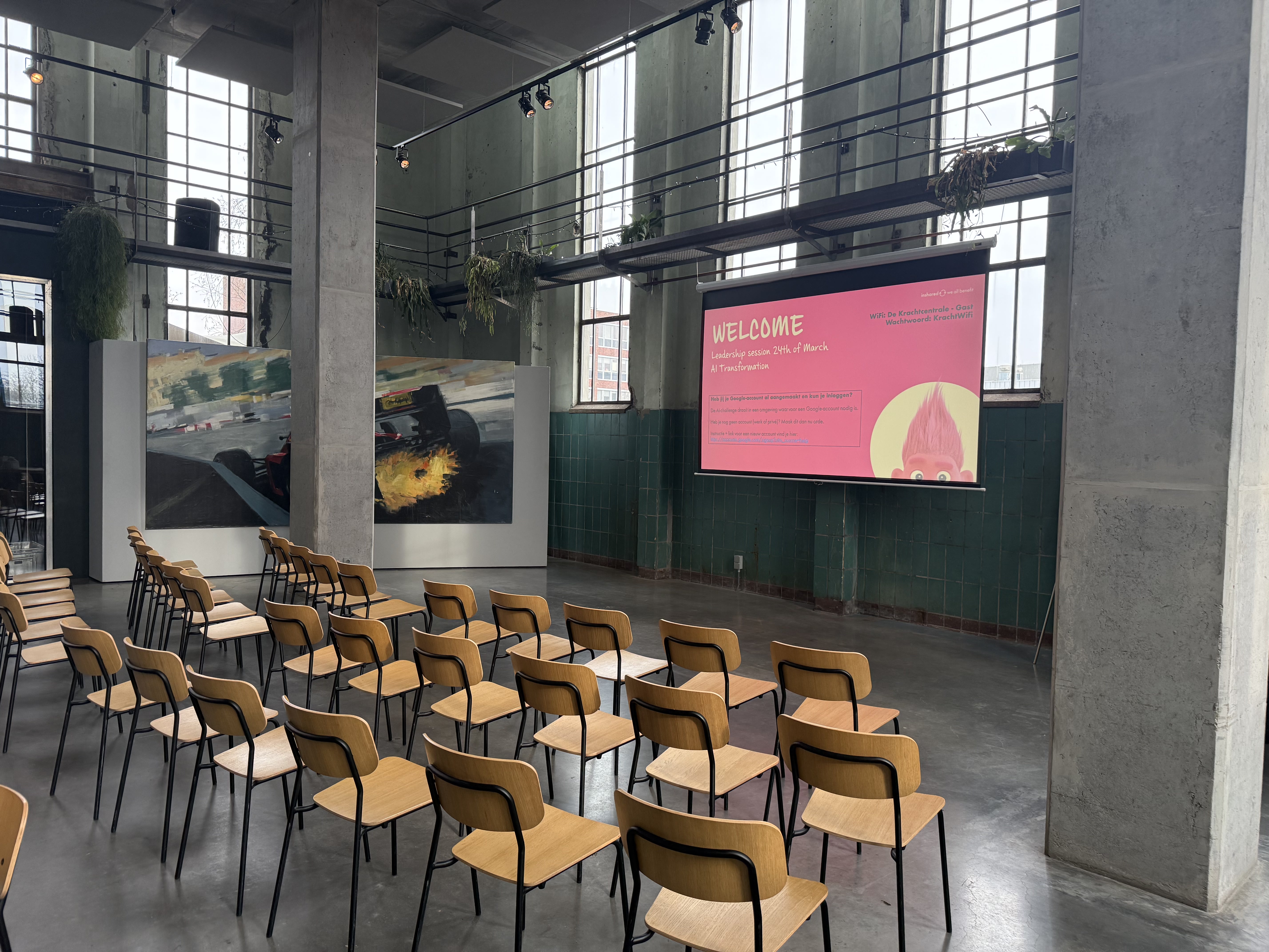 De industriële zaal klaar voor aanvang, met de welkomstslide