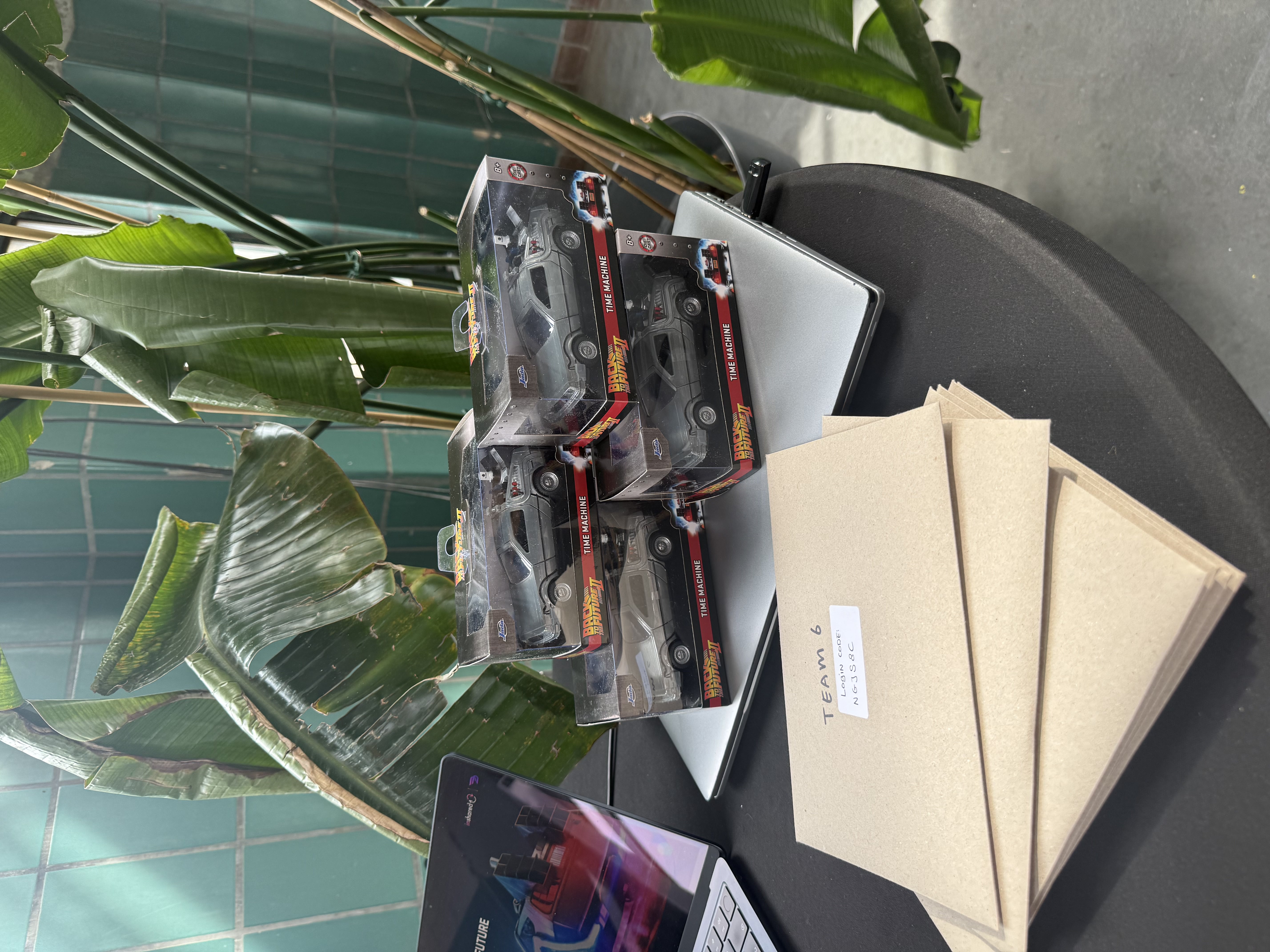 De speelse challenge-props: Hot Wheels en opdrachtenveloppen