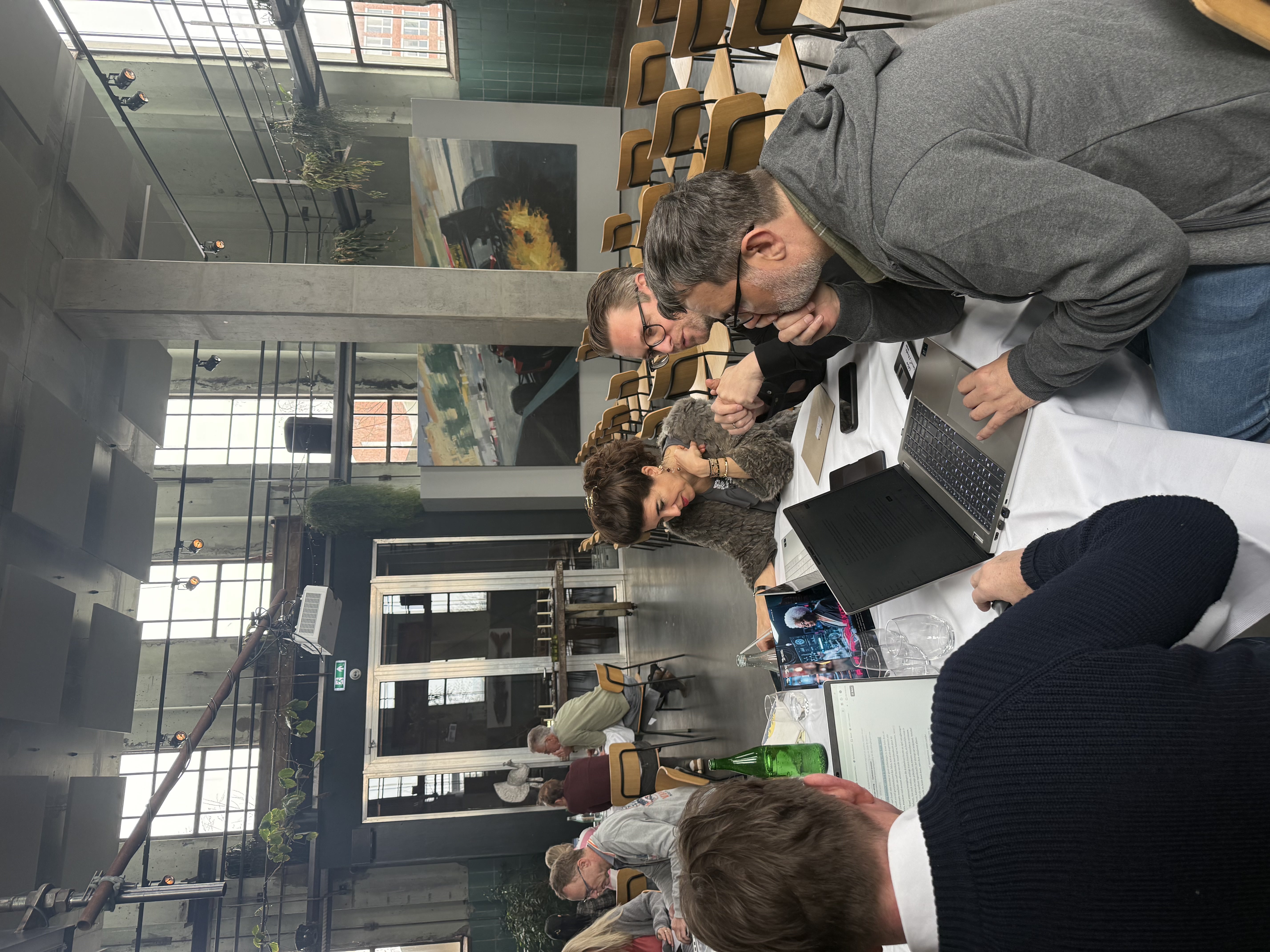 Een team overlegt rond de laptop