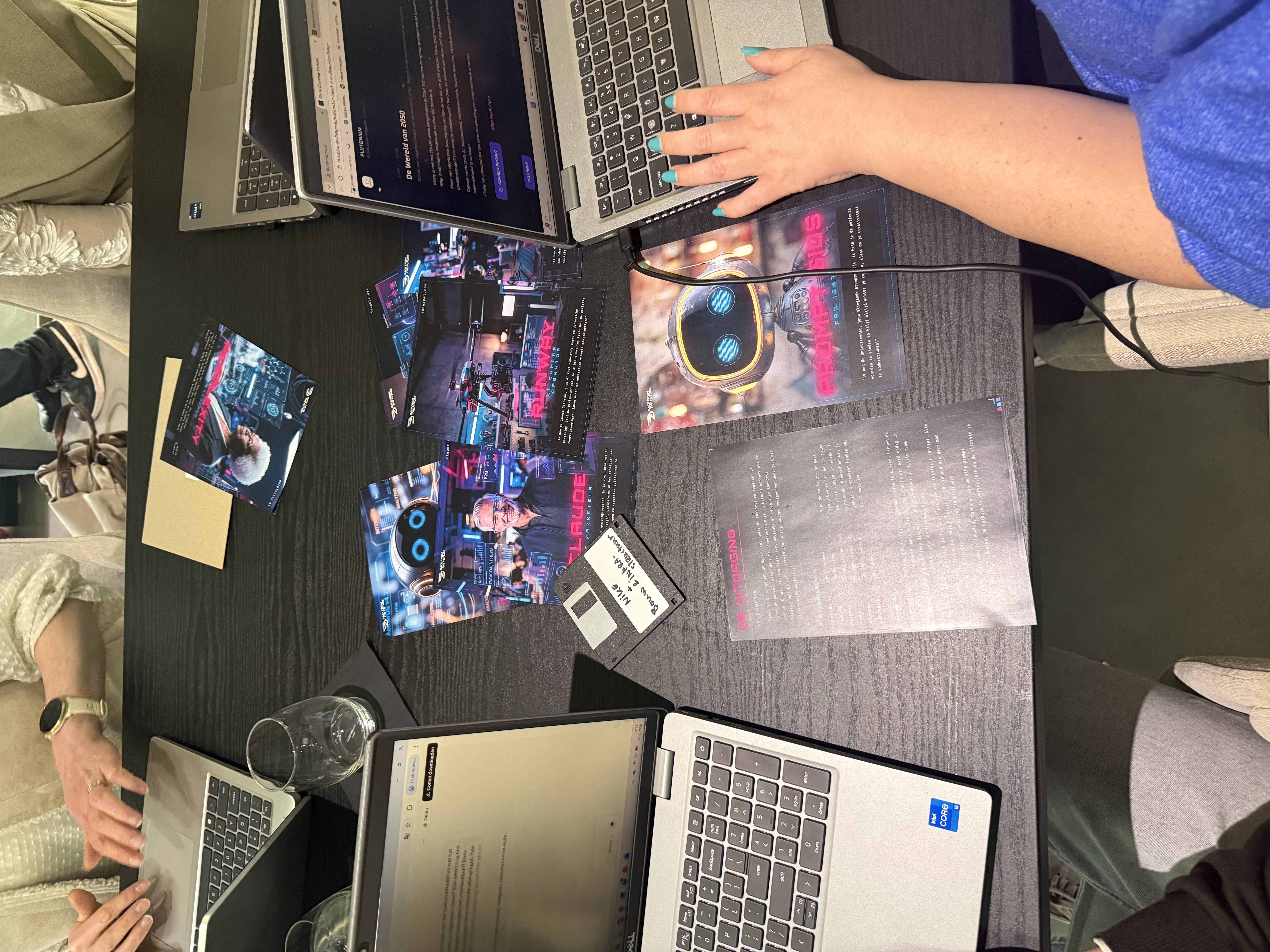 Challenge-materialen en laptops op tafel