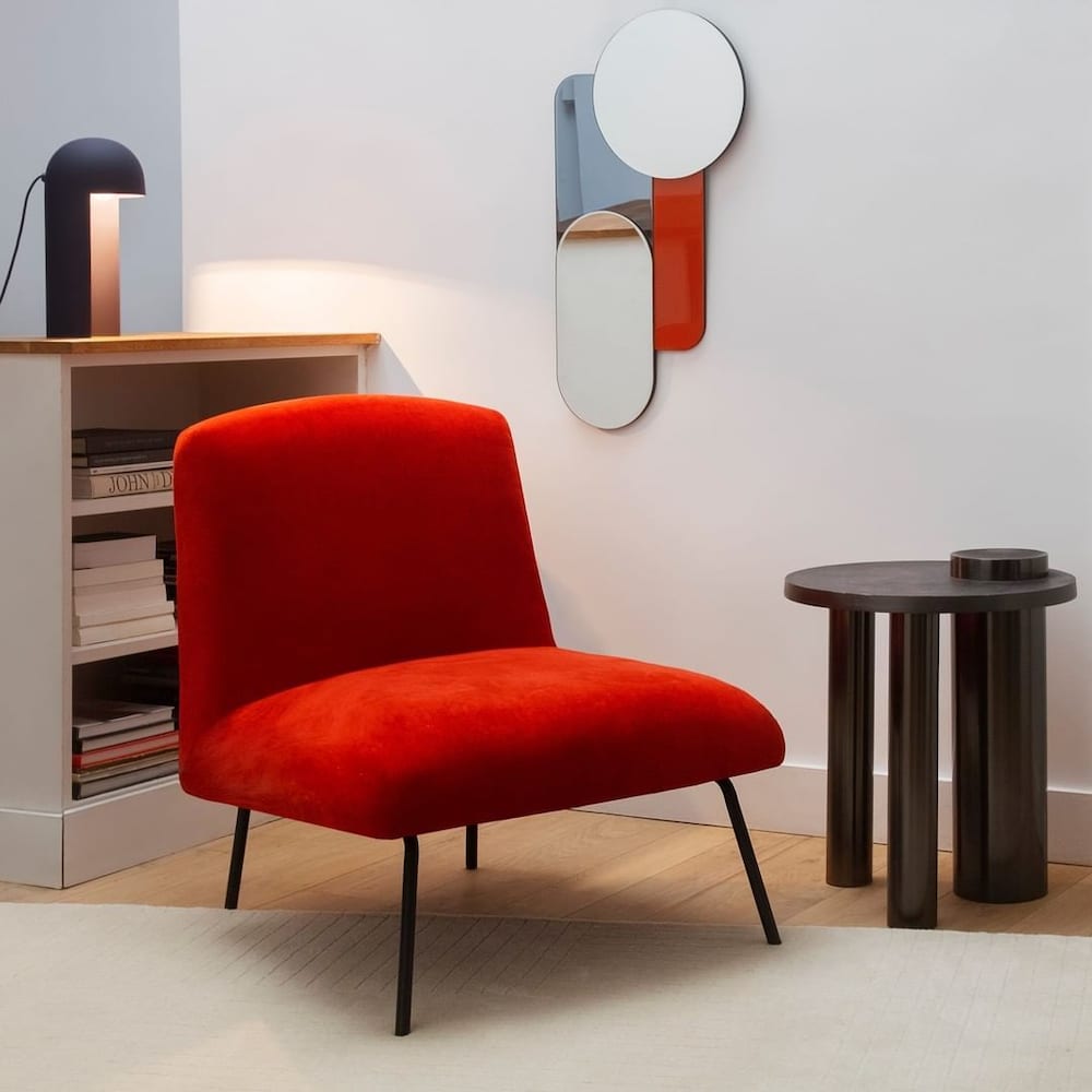 Coin lecture, bibliothèque basse, chaise en tissu rouge coquelicot, table d'appoint