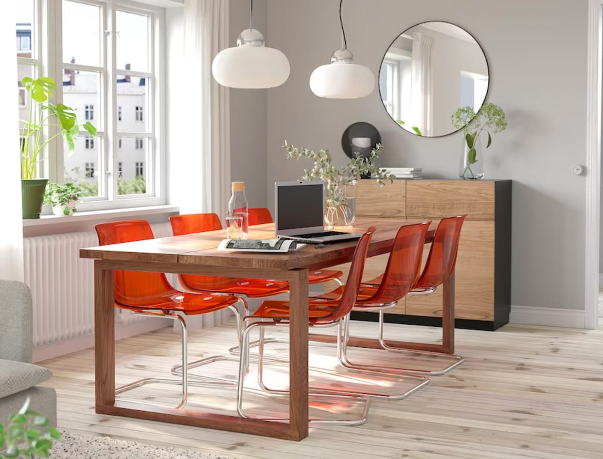 Salle à manger table en bois avec chaises en résine rouge translucide