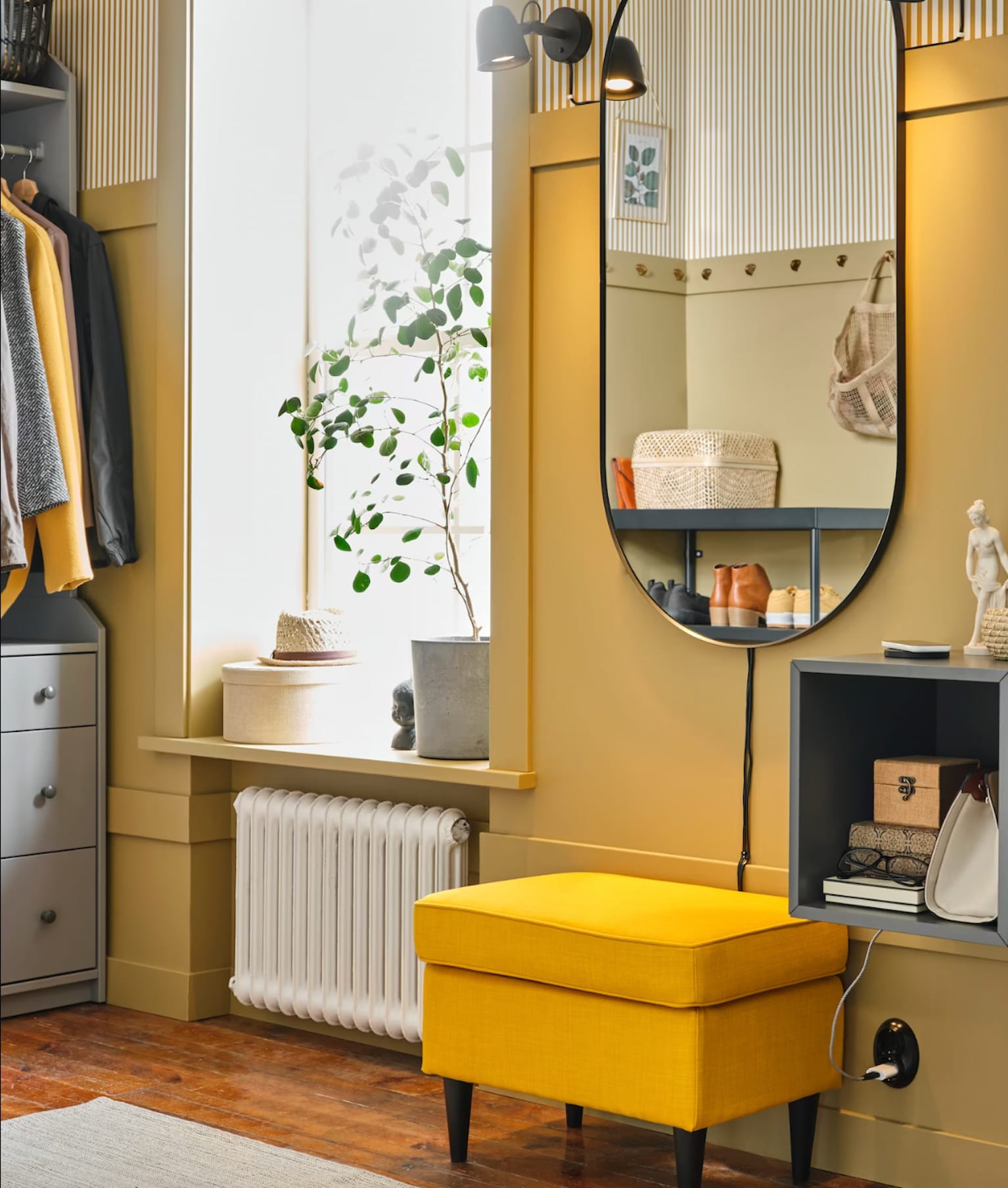 Dressing room, garde-robe, miroir ovale, mur jaune maïs, repose-pieds