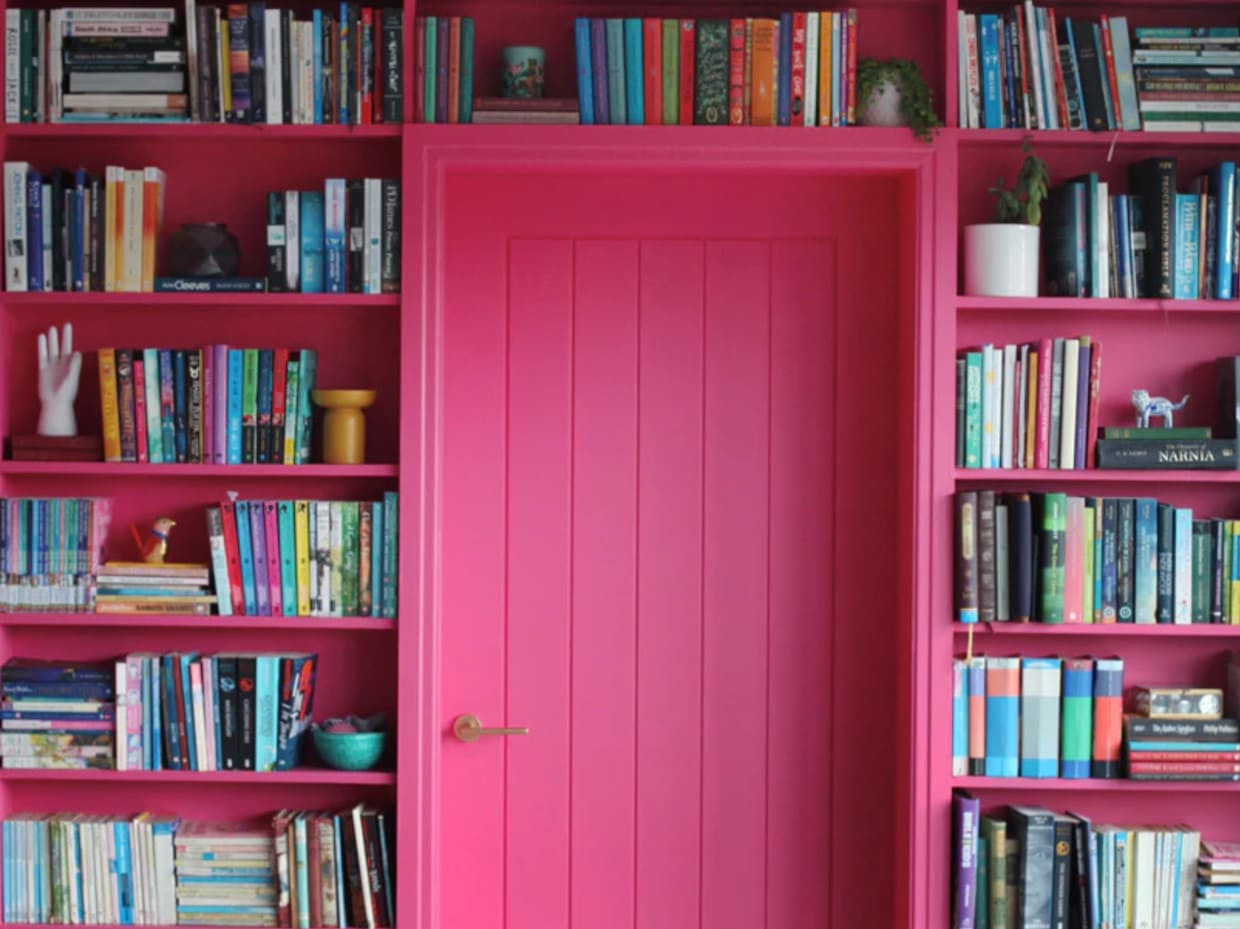 Bibliothèque murale avec porte, rose bonbon