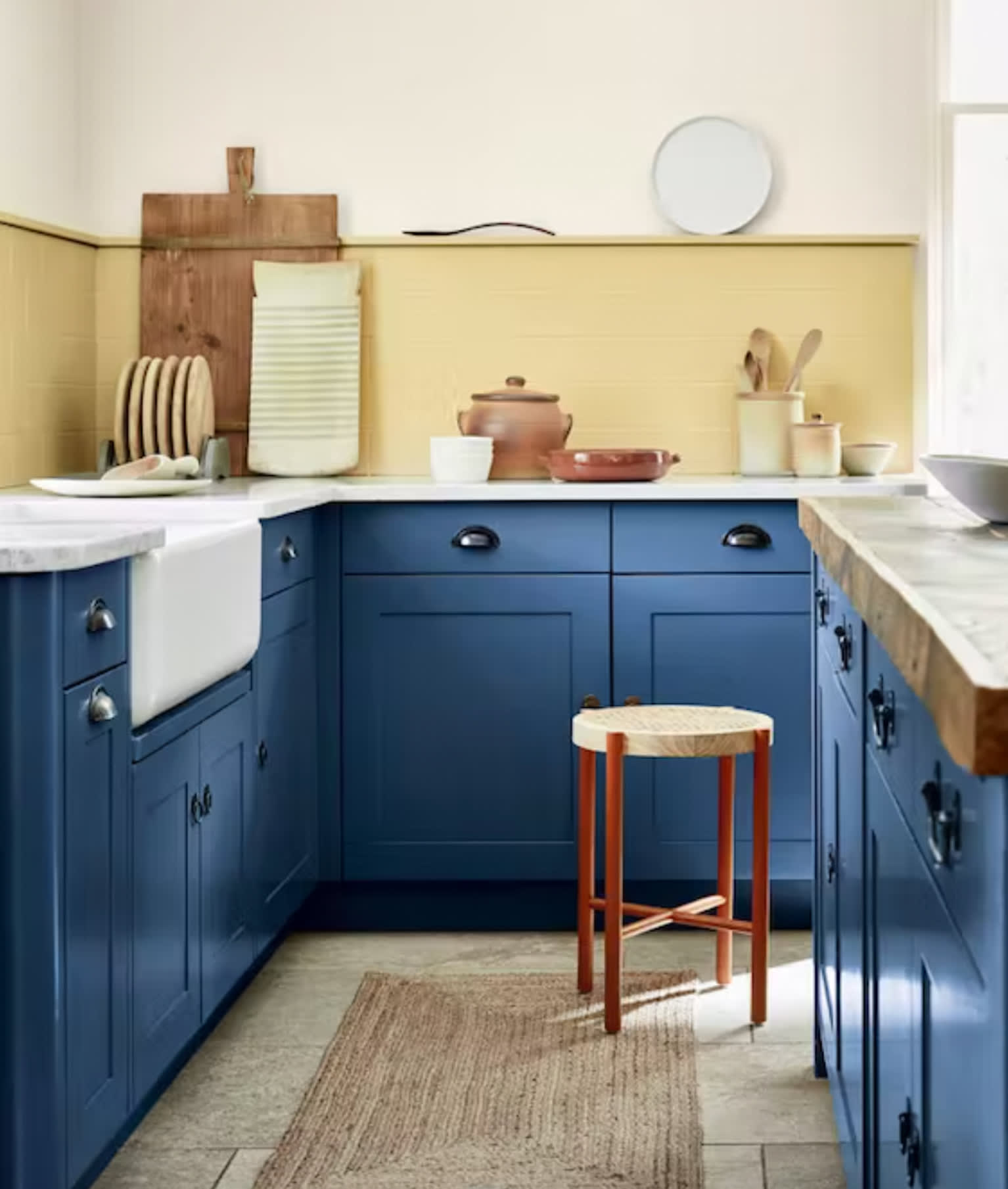 Cuisine style farmhouse, dosseret jaune beurre, armoires bleu denim, tabouret en bois
